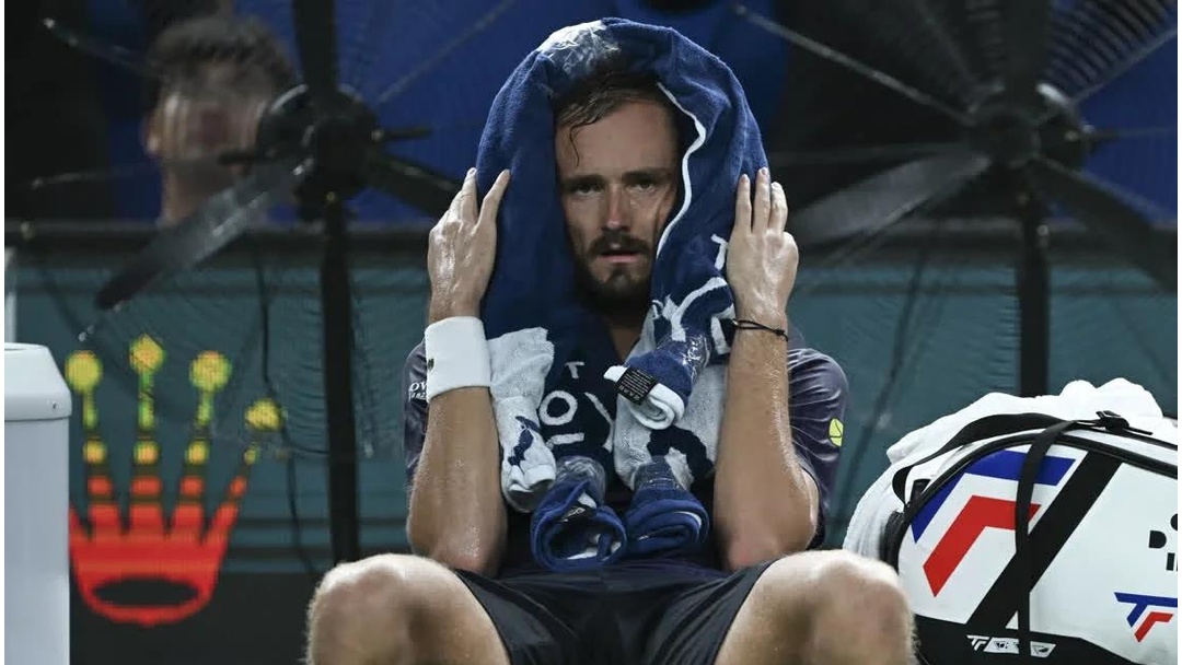 法国网球队险胜日本网球队，梅德韦杰夫制霸全场