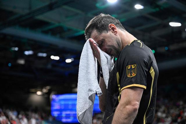 乒乓球传奇谢幕，球迷泪洒赛场