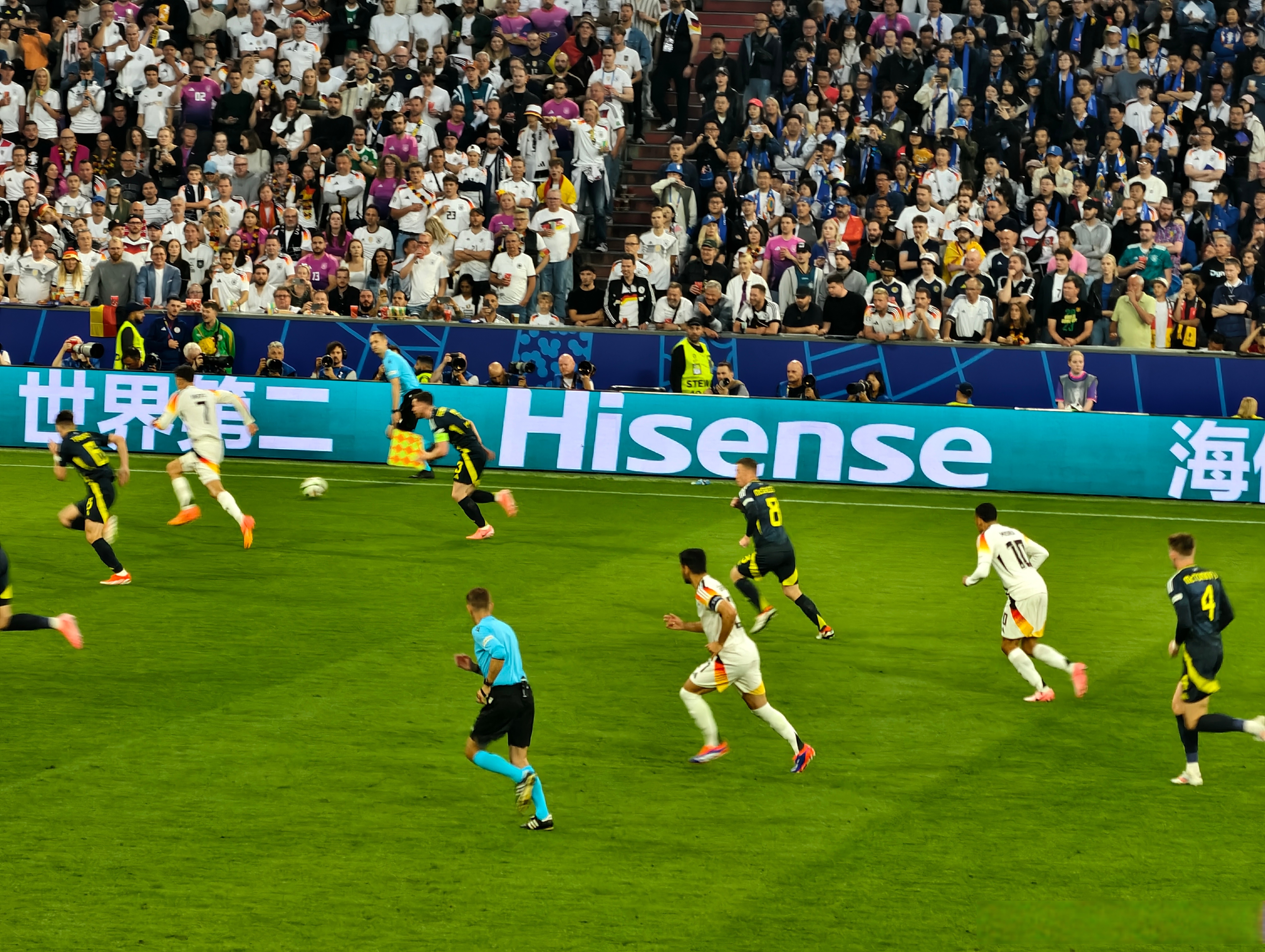 场面火爆！欧洲杯观众席沸腾不已的简单介绍