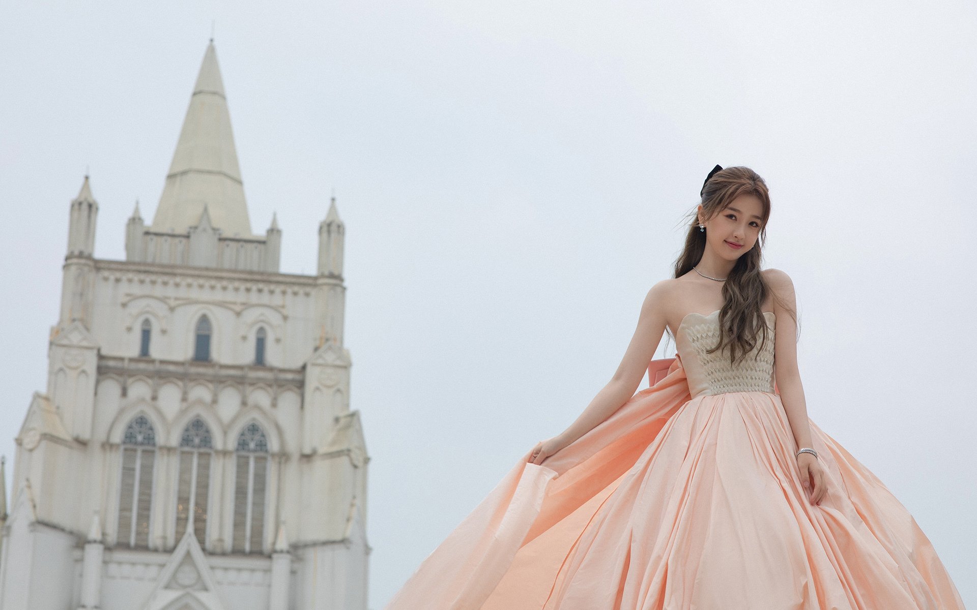 极速与突围,当F1揭幕战遇上喀麦隆生死战